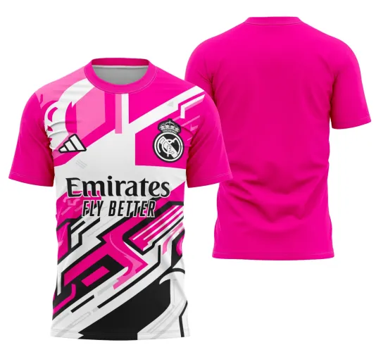 Camisa com frente em rosas vibrantes, branco e preto formando desenho geométrico, escudo do Real Madrid em preto e branco no peito direito e texto Emirates FLY BETTER em preto. Costas totalmente rosa, sem estampas ou textos.