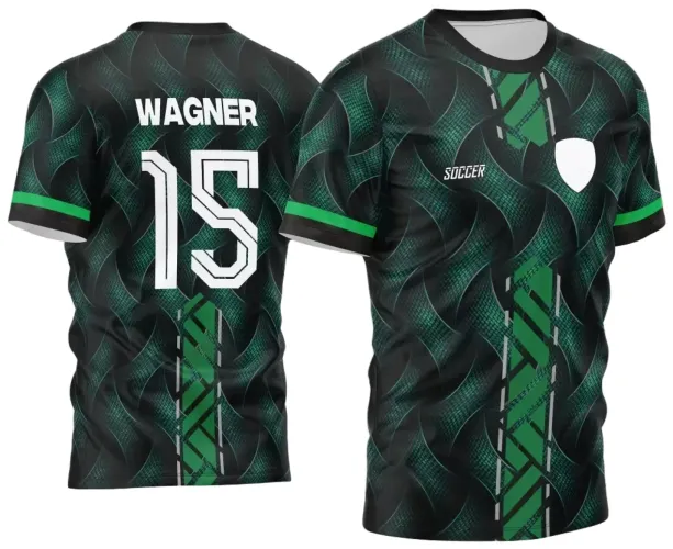 Camisa com padrão geométrico verde e preto, faixa central verde com linhas cinza, gola preta, mangas com faixa verde, nome WAGNER e número 15 nas costas em branco, texto SOCCER branco na frente, escudo branco à direita