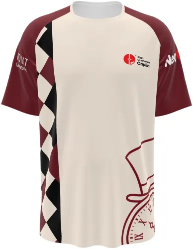 Camisa manga raglan geométrica vermelha e preta, frente e costas, com xadrez e naipes de baralho