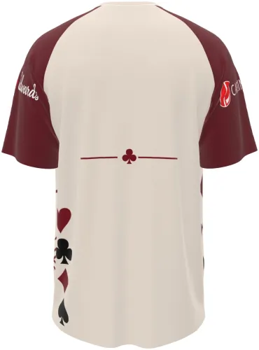 Camisa manga raglan geométrica vermelha e preta, frente e costas, com xadrez e naipes de baralho