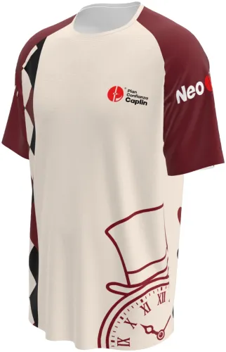 Camisa manga raglan geométrica vermelha e preta, frente e costas, com xadrez e naipes de baralho