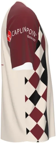 Camisa manga raglan geométrica vermelha e preta, frente e costas, com xadrez e naipes de baralho