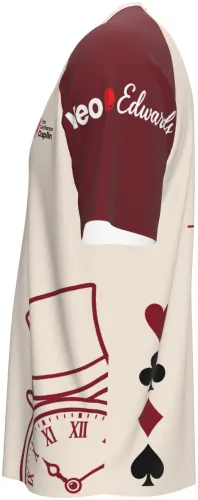 Camisa manga raglan geométrica vermelha e preta, frente e costas, com xadrez e naipes de baralho