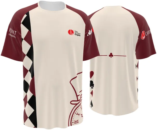 Camisa manga raglan geométrica vermelha e preta, frente e costas, com xadrez e naipes de baralho
