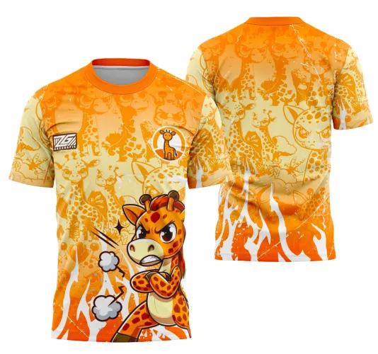 Camisa com estampa de girafa em pose de desafio na frente em tons laranja e bege, com chamas brancas e laranja na parte inferior e fundo repleto de figuras de girafas nas costas e frente.