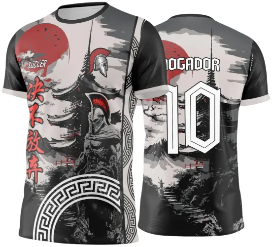 Camisa com gladiador em armadura vermelha em frente com templo oriental cinza ao fundo, ideogramas vermelhos, texto SOCCER e ornamento grego. Costas com número 10 branco grande e texto JOGADOR com mesmo fundo cinza e preto.