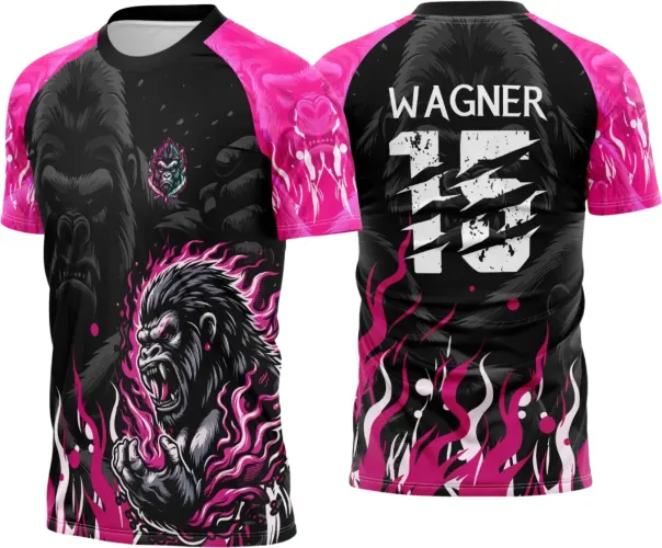 Camisa preta com grande gorila em chamas neon rosa na frente e pequeno escudo com gorila colorido no peito. Costas com nome WAGNER, número 15 branco com arranhões e chamas rosas neon na base. Mangas rosa com faces de gorilas.