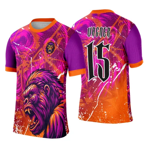 Camisa com arte frontal de gorila feroz nas cores roxo e laranja, fundo vibrante em degradês de roxo e laranja com detalhes brancos. Costas exibem o número 15 em preto e o nome Wagner em fonte estilizada, mangas roxas com gola e punhos laranja.