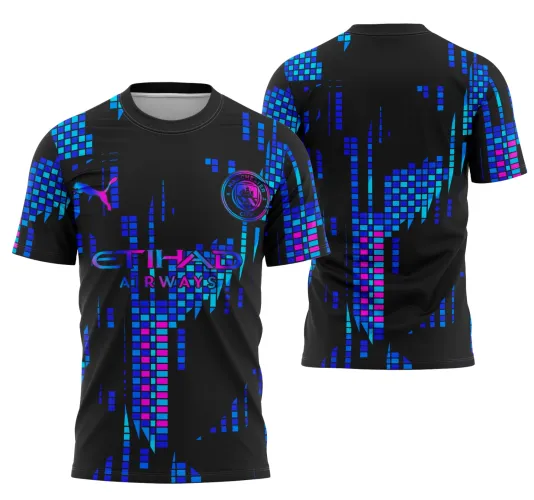 Camisa preta com grafismo digital pixelado em azul, rosa e roxo. Frente tem logo Puma, escudo do Manchester City e texto ETIHAD AIRWAYS em degradê azul e rosa. Costas apresentam padrão pixelado colorido formando figura abstrata.