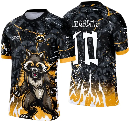 Camisa com frente mostrando guaxinim agressivo em cores preto, laranja e branco com fundo de chamas laranjas, costas com vários guaxinins escuros, degradê laranja para branco, texto JOGADOR e número 10 em branco.