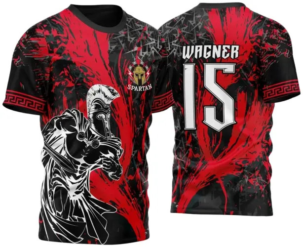 Camisa preta e vermelha com figura de guerreiro espartano em ataque na frente, escudo SPARTAN ao lado do peito, costas com nome Wagner e número 15 grandes em branco, detalhes vermelhos e padrões geométricos nas mangas.