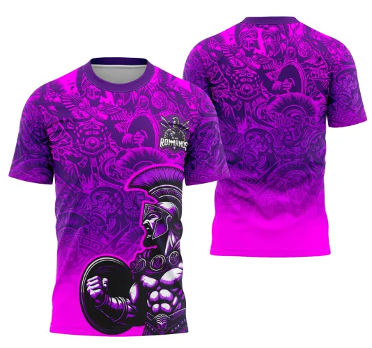 Camisa com estampa predominante roxa e rosa de guerreiro romano musculoso com elmo e escudo na frente e várias figuras de guerreiros romanos em pose de batalha nas costas, com texto TEAM ROMMANS.