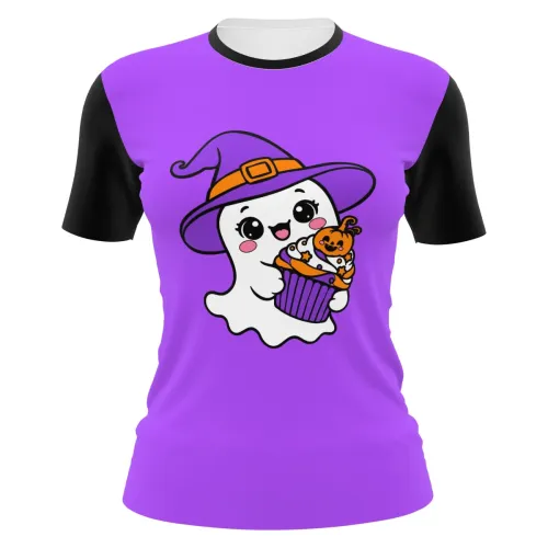 Camisa inteira estampada com fundo roxo, mangas pretas e um fantasminha fofo de chapéu de bruxa segurando cupcake decorado com abóbora na frente, perfeita para o Halloween.