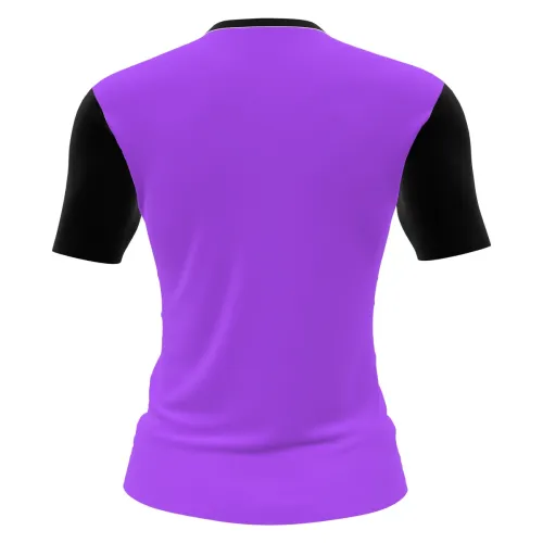 Camisa inteira estampada com fundo roxo, mangas pretas e um fantasminha fofo de chapéu de bruxa segurando cupcake decorado com abóbora na frente, perfeita para o Halloween.