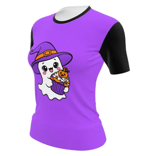Camisa inteira estampada com fundo roxo, mangas pretas e um fantasminha fofo de chapéu de bruxa segurando cupcake decorado com abóbora na frente, perfeita para o Halloween.