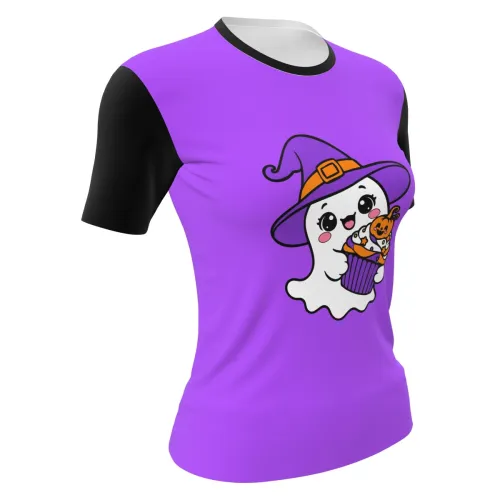 Camisa inteira estampada com fundo roxo, mangas pretas e um fantasminha fofo de chapéu de bruxa segurando cupcake decorado com abóbora na frente, perfeita para o Halloween.