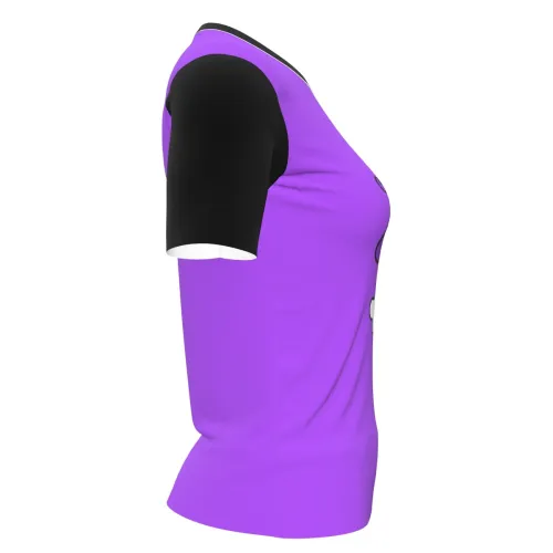 Camisa inteira estampada com fundo roxo, mangas pretas e um fantasminha fofo de chapéu de bruxa segurando cupcake decorado com abóbora na frente, perfeita para o Halloween.