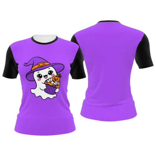Camisa inteira estampada com fundo roxo, mangas pretas e um fantasminha fofo de chapéu de bruxa segurando cupcake decorado com abóbora na frente, perfeita para o Halloween.