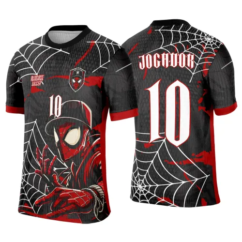 Camisa preta com detalhes vermelhos e brancos, frente com Homem Aranha de boné e número 10, fundo com teias brancas; costas com texto JOGADOR, número 10 e teias em branco com manchas vermelhas