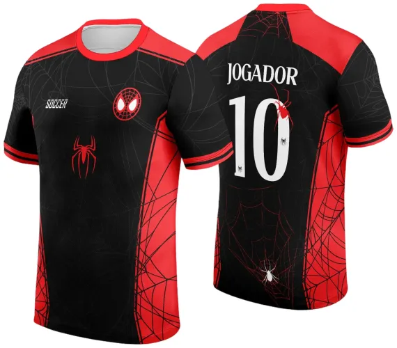 Camisa preta e vermelha com estampa de teia de aranha, logo de aranha vermelha e olhos no peito, texto JOGADOR e número 10 branco nas costas, detalhes vermelhos nas mangas e laterais.