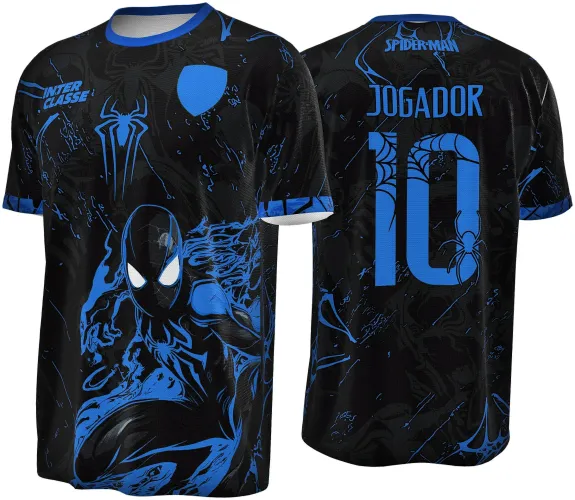 Camisa preta com estampa azul do Homem-Aranha na frente em pose agachada, com símbolo de aranha e textos INTER CLASSE e escudo azul. Nas costas, número 10 com detalhes de teia e aranha, textos JOGADOR e SPIDER-MAN.