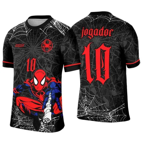 Camisa preta com Homem-Aranha em pose dinâmica na frente, número 10 em vermelho e fundo com teias brancas. Nas costas, texto 'jogador' e número 10 grandes em vermelho com detalhes de teias no fundo.