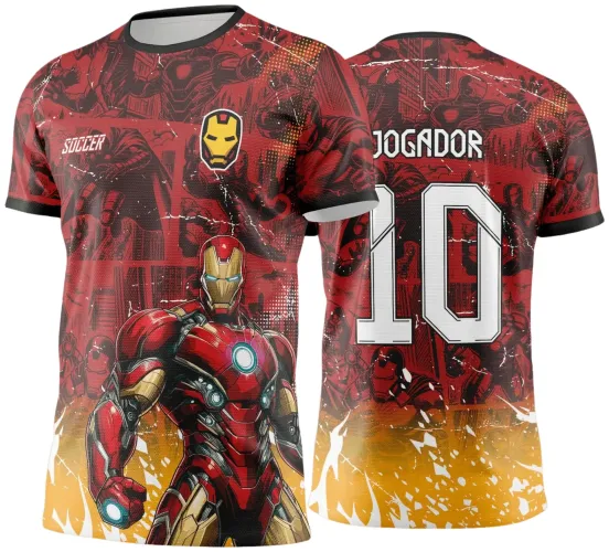 Camisa vermelha com figura frontal do Homem de Ferro em armadura vermelha e dourada, fundo ilustrado em vermelho escuro, degradê amarelo na parte inferior. Costas com nome JOGADOR e número 10 em branco, mangas com bordas pretas.