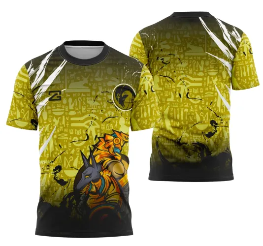 Camisa com frente ilustrada por guerreiro egípcio com máscara laranja e cão preto sobre fundo amarelo degradê para preto com hieróglifos. Costas amarelo e preto com símbolos egípcios e manchas pretas. Textos: número 2 e símbolo falcão.