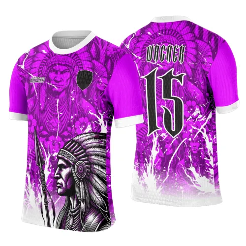 Camisa roxa com gola e manga branca, estampa frontal de índio guerreiro segurando lança em preto e branco, fundo com rostos de índios e detalhes florais. Nas costas, número 15 preto com contorno branco e palavra VIXER acima.