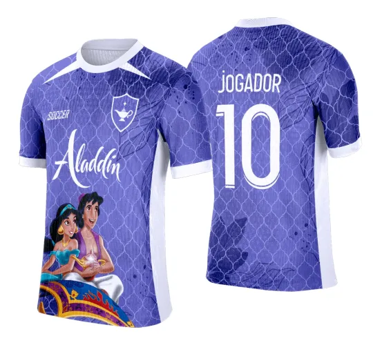 Camisa roxa com detalhes geométricos e figuras de Aladdin e Jasmine em tapete voador na frente, textos 'Aladdin', escudo com lâmpada e 'SOCCER'. Nas costas nome 'JOGADOR' e número 10 em branco, gola e punhos brancos completam o design.