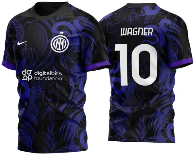 Camisa com fundo preto e estampa floral roxa, escudo do Inter de Milão branco na frente, logo digitalbits foundation, nome WAGNER e número 10 em branco nas costas, detalhes roxos nas mangas.