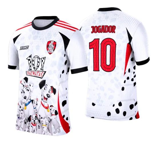 Camisa branca 101 Dálmatas com grupo de dálmatas na frente, detalhes vermelhos e pretos, escudo com dálmata e texto 101 DÁLMATAS. Nas costas, número 10 em vermelho e JOGADOR em destaque, com padrão de manchas pretas estilo dálmata.