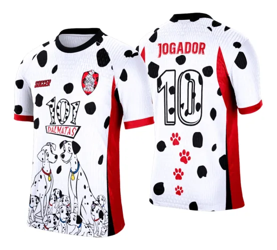 Camisa branca com manchas pretas em estilo dálmata, gola preta e detalhes vermelhos nas laterais e mangas. Frente com ilustração de dálmatas e textos 'SOCCER' e '101 DÁLMATAS'. Costas incluem nome 'JOGADOR', número 10 com padrão dálmata e pegadas vermelhas.