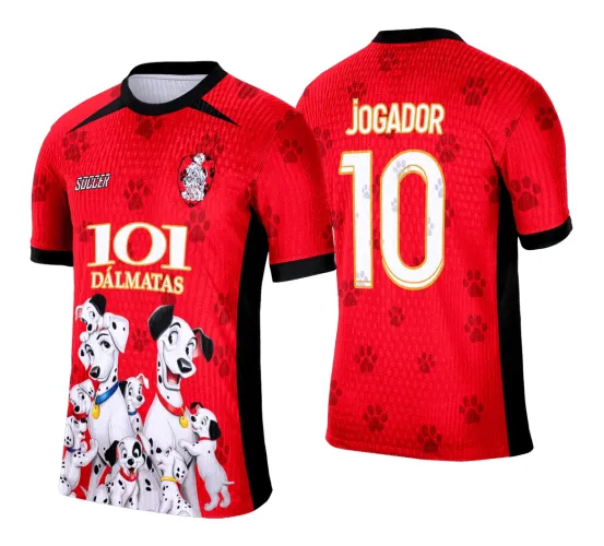 Camisa vermelha com estampa dos dálmatas do filme 101 Dálmatas na frente, textos 101 DÁLMATAS e SOCCER, escudo com dálmata no peito. Costas com número 10 e texto JOGADOR em amarelo, decorada com pegadas vermelhas e detalhes em preto.