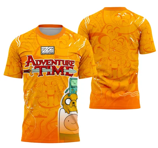 Camisa laranja com degradê, na frente logo Adventure Time em vermelho com espada, personagens Finn, Jake e BMO juntos no canto inferior direito; costas mostram padrão repetido de Jake em várias poses em tom laranja mais claro.