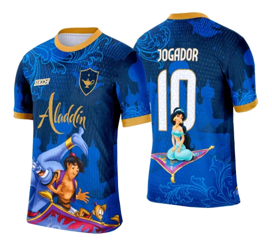 Camisa azul com gola e punhos dourados, frente mostra Aladdin, Gênio e Abú no tapete mágico, escudo com lâmpada dourada e texto Aladdin. Costas traz Jasmine sentada no tapete, número 10 e palavra JOGADOR em branco com contorno dourado.