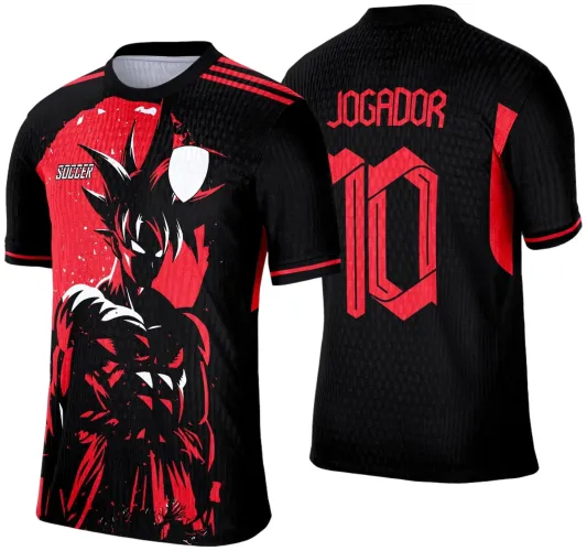 Camisa preta e vermelha com personagem estilo anime em pose de destaque na frente, texto SOCCER e escudo branco; costas com número 10 e nome JOGADOR em vermelho, detalhes laterais vermelhos.