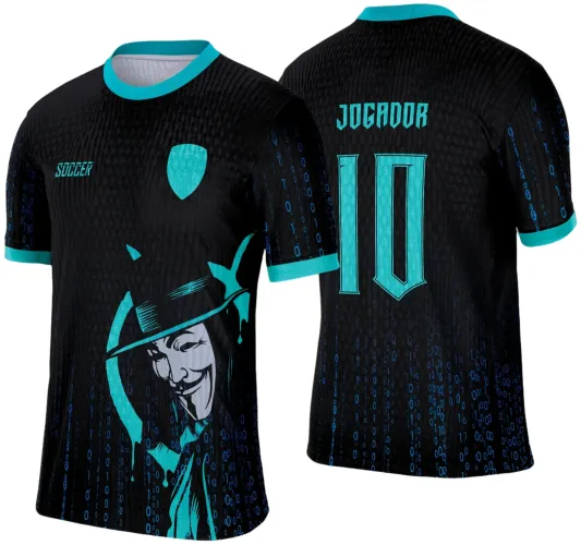 Camisa preta com gola e punhos turquesa, frente com máscara Anonymous estilizada turquesa e branca, texto SOCCER azul, costas com números 10 grandes e texto JOGADOR em azul turquesa, detalhes de código binário azul nas mangas e barra inferior.
