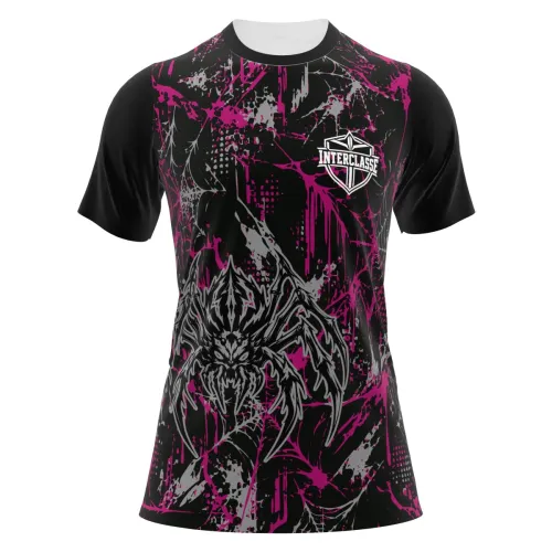 Camisa inteira estampada com fundo preto, teias de aranha em cinza e roxo, aranha estilizada na frente e detalhes de interclasse, cobrindo frente, costas e mangas.