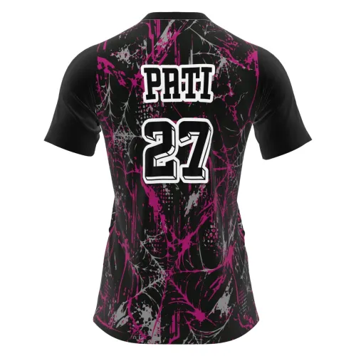 Camisa inteira estampada com fundo preto, teias de aranha em cinza e roxo, aranha estilizada na frente e detalhes de interclasse, cobrindo frente, costas e mangas.
