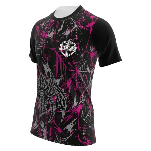 Camisa inteira estampada com fundo preto, teias de aranha em cinza e roxo, aranha estilizada na frente e detalhes de interclasse, cobrindo frente, costas e mangas.