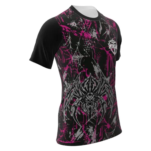 Camisa inteira estampada com fundo preto, teias de aranha em cinza e roxo, aranha estilizada na frente e detalhes de interclasse, cobrindo frente, costas e mangas.