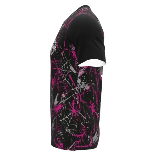 Camisa inteira estampada com fundo preto, teias de aranha em cinza e roxo, aranha estilizada na frente e detalhes de interclasse, cobrindo frente, costas e mangas.