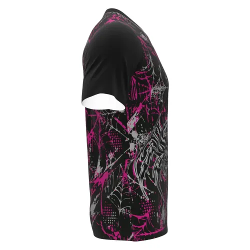 Camisa inteira estampada com fundo preto, teias de aranha em cinza e roxo, aranha estilizada na frente e detalhes de interclasse, cobrindo frente, costas e mangas.
