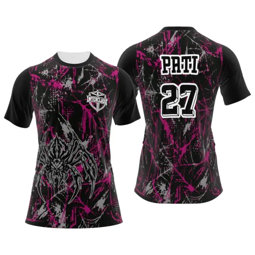 Camisa inteira estampada com fundo preto, teias de aranha em cinza e roxo, aranha estilizada na frente e detalhes de interclasse, cobrindo frente, costas e mangas.