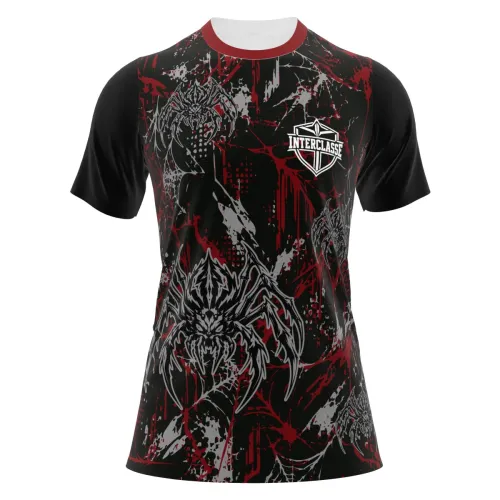Camisa com estampa total de aranha estilizada em preto, cinza e detalhes vermelhos, com teias e efeito splash, cobrindo frente, costas, mangas e gola.