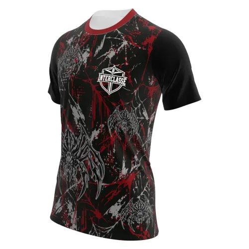 Camisa com estampa total de aranha estilizada em preto, cinza e detalhes vermelhos, com teias e efeito splash, cobrindo frente, costas, mangas e gola.