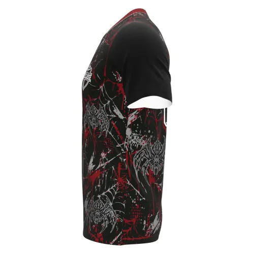 Camisa com estampa total de aranha estilizada em preto, cinza e detalhes vermelhos, com teias e efeito splash, cobrindo frente, costas, mangas e gola.