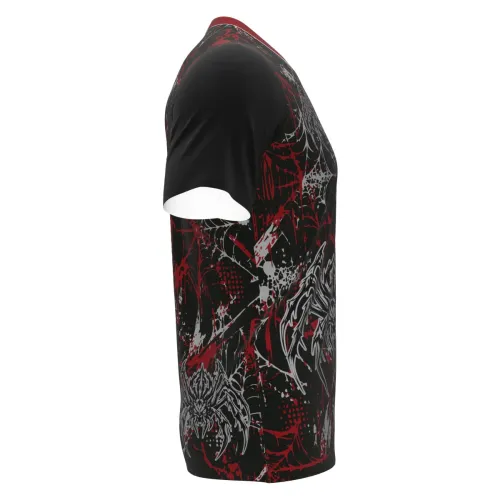 Camisa com estampa total de aranha estilizada em preto, cinza e detalhes vermelhos, com teias e efeito splash, cobrindo frente, costas, mangas e gola.