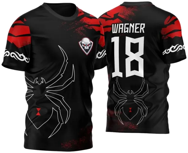 Camisa preta com aranha branca estilizada na frente e costas, detalhes vermelhos nas mangas e fundo, escudo com caveira no peito esquerdo, nome WAGNER e número 18 em branco nas costas, ornamentos tribais brancos nas mangas.